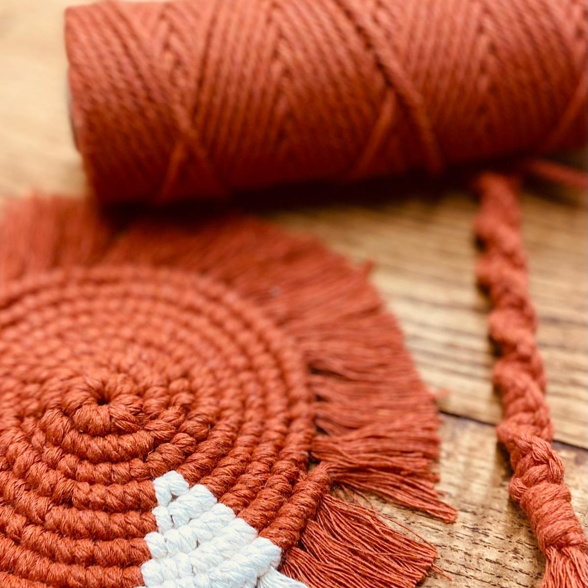 Pelote de coton couleur terracotta et dessous de tasseen macramé artisanal